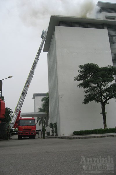 "Chiến sỹ" chữa cháy nghiệp dư trổ tài dập lửa ảnh 6