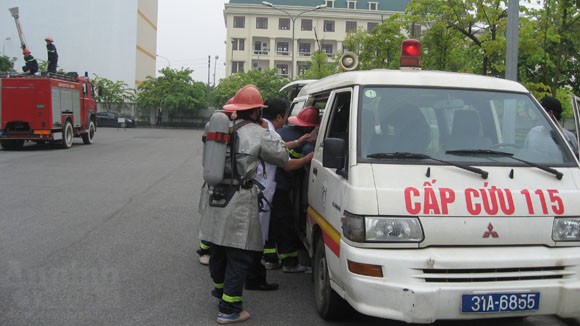 "Chiến sỹ" chữa cháy nghiệp dư trổ tài dập lửa ảnh 10