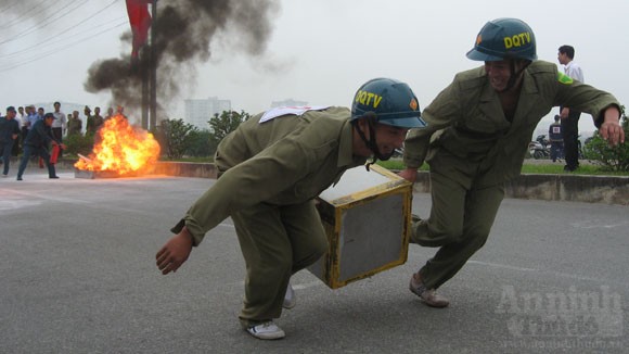 "Chiến sỹ" chữa cháy nghiệp dư trổ tài dập lửa ảnh 4