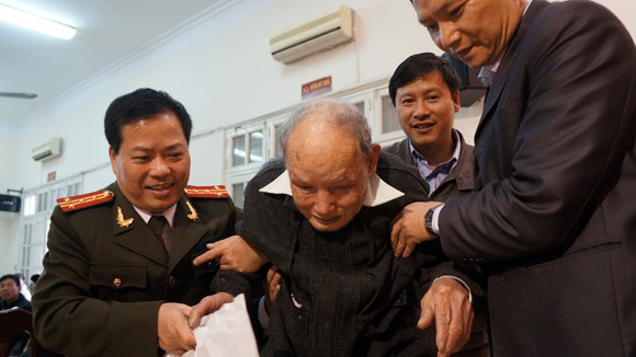 CATP Hà Nội và UBND quận Đống Đa chúc Tết, tặng quà giáo dân ảnh 2