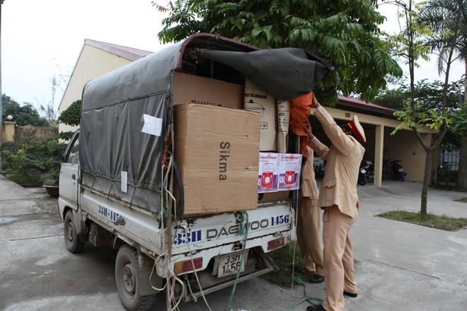 Tạm giữ hàng trăm đồ gia dụng nghi hàng lậu ảnh 2