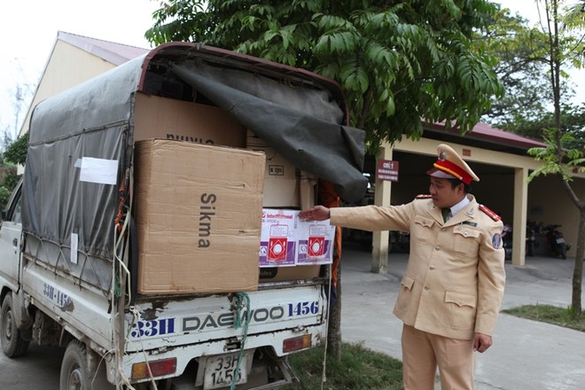 Tạm giữ hàng trăm đồ gia dụng nghi hàng lậu ảnh 3