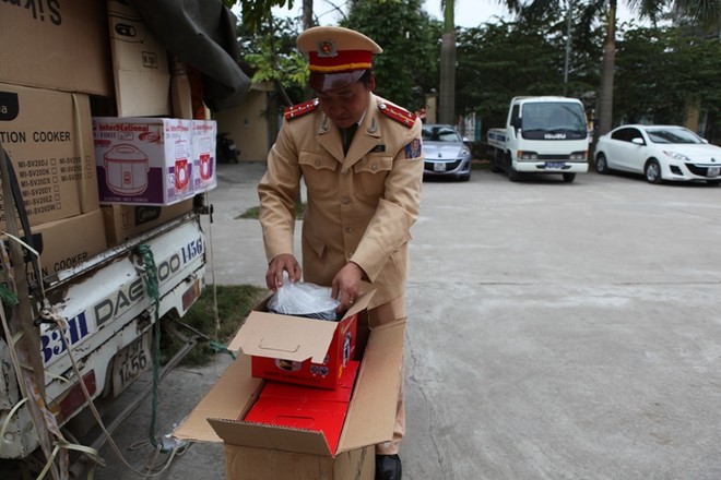 Tạm giữ hàng trăm đồ gia dụng nghi hàng lậu ảnh 4