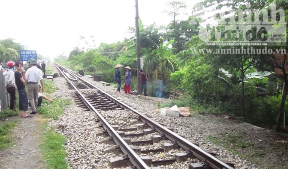Một phụ nữ bị đâm chết thảm khi cố vượt tàu hỏa ảnh 1