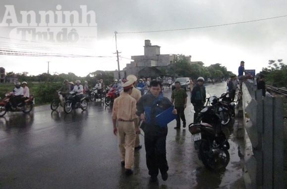 Một phụ nữ bị đâm chết thảm khi cố vượt tàu hỏa ảnh 2