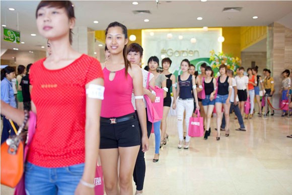 Cơn lốc "chân dài" đổ về Hà Nội ảnh 3