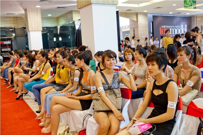 Cơn lốc "chân dài" đổ về Hà Nội ảnh 4