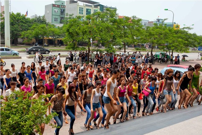 Cơn lốc "chân dài" đổ về Hà Nội ảnh 2