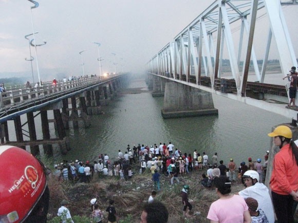 Đang đi xe mô tô, nam thanh niên bất ngờ nhảy cầu tự tử ảnh 2