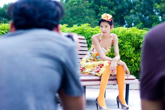 Hoàng Thùy chia sẻ ảnh hậu trường "hiếm hoi" dưới nắng hè ảnh 3
