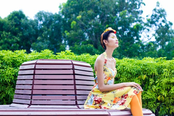 Hoàng Thùy chia sẻ ảnh hậu trường "hiếm hoi" dưới nắng hè ảnh 6