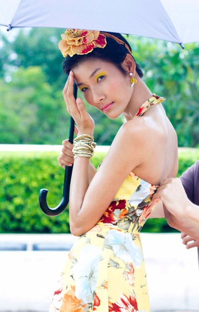 Hoàng Thùy chia sẻ ảnh hậu trường "hiếm hoi" dưới nắng hè ảnh 7