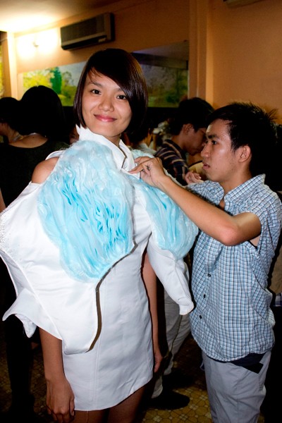 Hoàng Thùy dắt tay