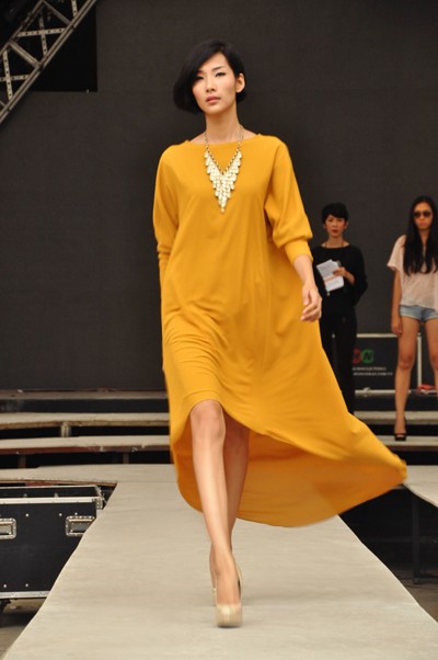 Hoàng Thùy dắt tay