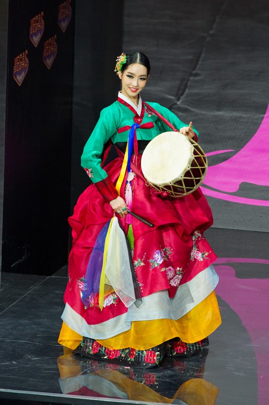 Việt Nam lọt Top10 trang phục dân tộc đẹp nhất Hoa hậu Hoàn Vũ 2013 ảnh 7