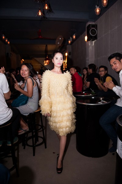 Dàn "chân dài" khoe dáng giữa phố với thời trang bao cao su ảnh 4