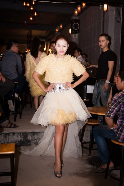 Dàn "chân dài" khoe dáng giữa phố với thời trang bao cao su ảnh 5