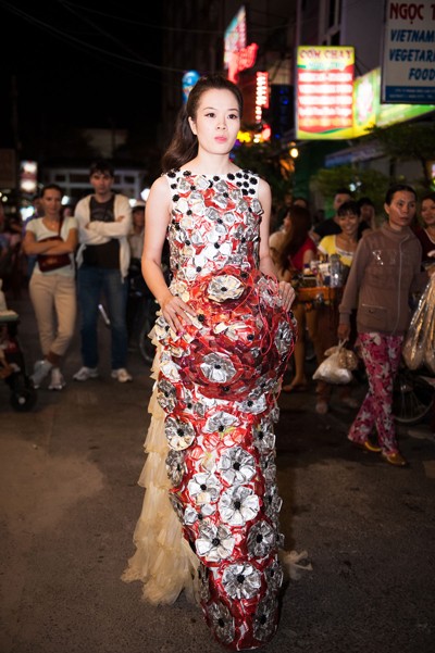Dàn "chân dài" khoe dáng giữa phố với thời trang bao cao su ảnh 11