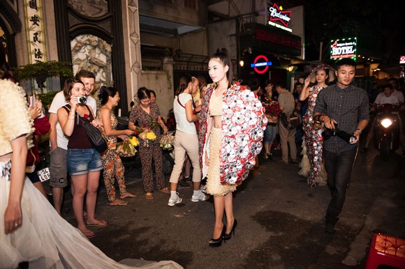 Dàn "chân dài" khoe dáng giữa phố với thời trang bao cao su ảnh 13