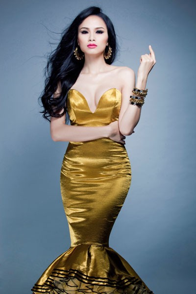 Ngọc Trinh "tranh giành" trang phục với Mai Phương Thúy ảnh 2