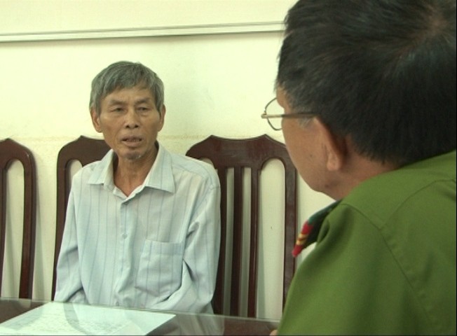 Nghi vợ lăng nhăng, dùng dao bầu đâm chết "tình địch" ảnh 1