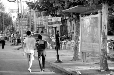 Côn đồ giành trẻ từ xe nôi, đập xuống đất đến chết ảnh 1