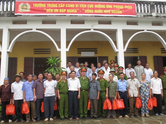 Trường Trung cấp CSND VI trao quà ngày 27-7 ảnh 1