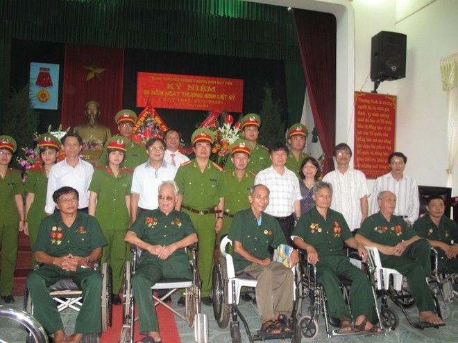 Trường Trung cấp CSND VI trao quà ngày 27-7 ảnh 2