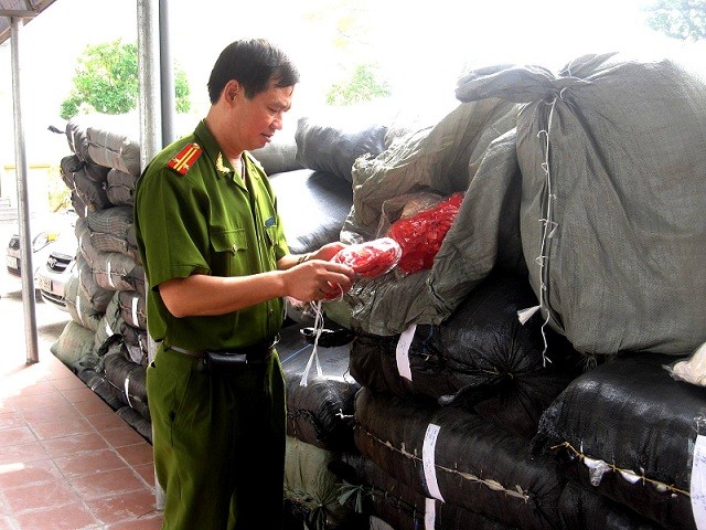 Phát hiện, thu giữ hàng chục vạn áo ngực nhập lậu nghi có chất lạ ảnh 1