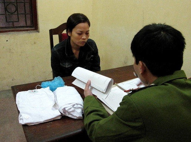 Cải trang làm bác sỹ, lừa đảo chiếm đoạt tiền của người bệnh ảnh 1