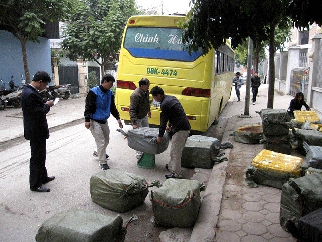 Cả tấn nầm "bẩn" theo xe khách vào Nam ảnh 2