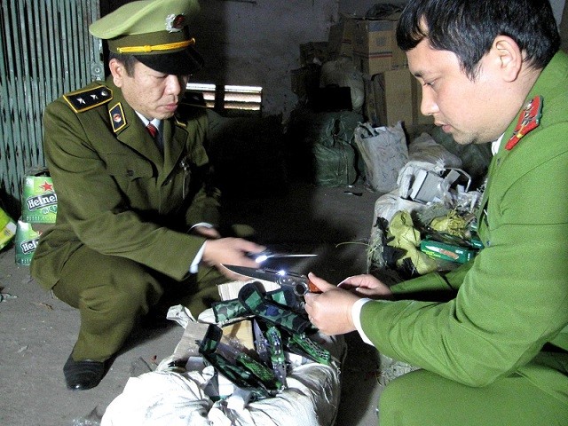 Thu giữ 4.000 con dao bấm sắc nhọn ảnh 2