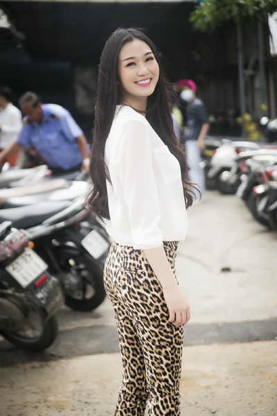 Khánh My giản dị đi thăm và tặng quà từ thiện tại Làng Hoà Bình ảnh 1