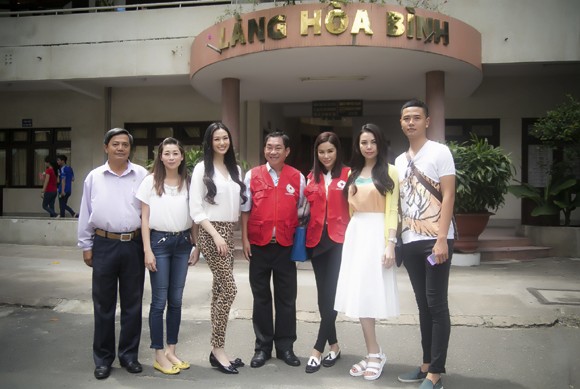 Khánh My giản dị đi thăm và tặng quà từ thiện tại Làng Hoà Bình ảnh 3
