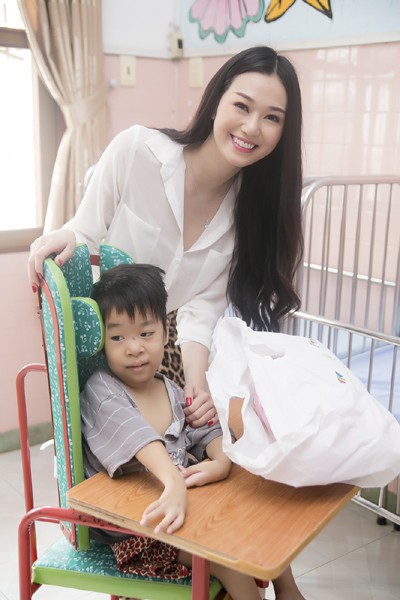 Khánh My giản dị đi thăm và tặng quà từ thiện tại Làng Hoà Bình ảnh 8
