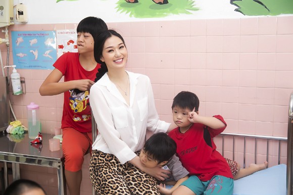 Khánh My giản dị đi thăm và tặng quà từ thiện tại Làng Hoà Bình ảnh 9