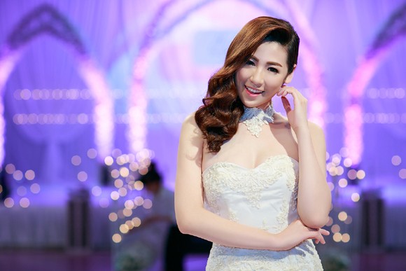Á hậu Tú Anh vai trần gợi cảm cùng váy cưới tinh khôi ảnh 3