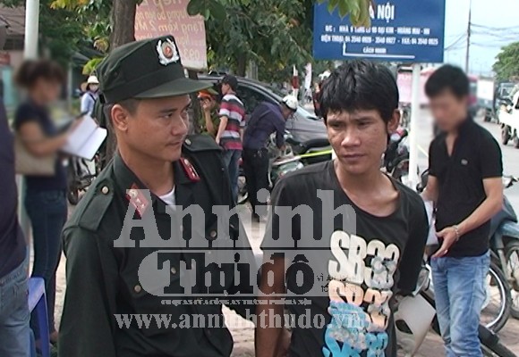 Bắt đối tượng nhiễm AIDS, giấu ma túy trong người ảnh 3