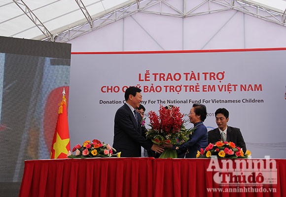 Tập đoàn Lotte tài trợ 100.000 USD cho trẻ em nghèo ảnh 1