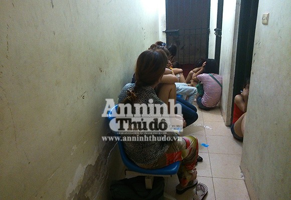 Một đêm, Công an Hà Nội “quét" hơn 200 "gái gọi tàu nhanh" ảnh 3