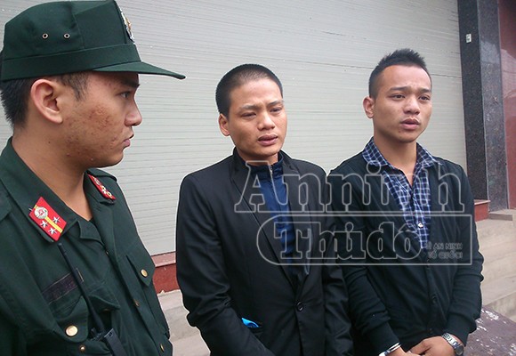 Ăn mặc lịch lãm, mang còng số 8, dao để… đi chơi ảnh 1