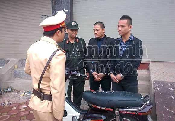 Ăn mặc lịch lãm, mang còng số 8, dao để… đi chơi ảnh 2