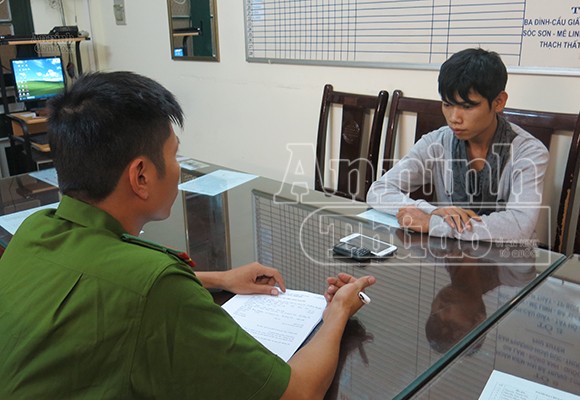 Nhóm cướp “teen” ngang nhiên tấn công lái xe taxi ảnh 2
