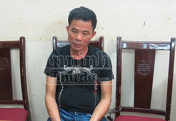 Mang theo súng K59, "bay lắc" ngay trên xế sang Mercedes ảnh 1