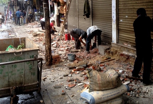 Người dân phố cổ Hà Nội tự tháo dỡ bục bệ, mái vẩy ảnh 5