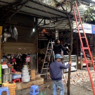 Người dân phố cổ Hà Nội tự tháo dỡ bục bệ, mái vẩy ảnh 4