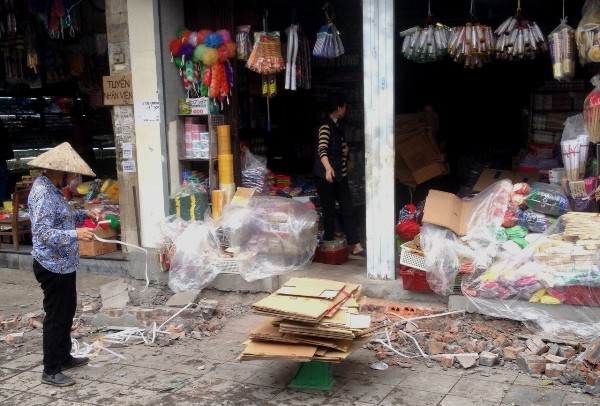 Người dân phố cổ Hà Nội tự tháo dỡ bục bệ, mái vẩy ảnh 6