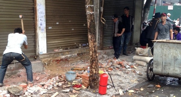 Người dân phố cổ Hà Nội tự tháo dỡ bục bệ, mái vẩy ảnh 2