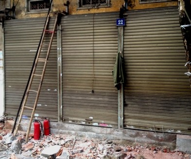 Người dân phố cổ Hà Nội tự tháo dỡ bục bệ, mái vẩy ảnh 7