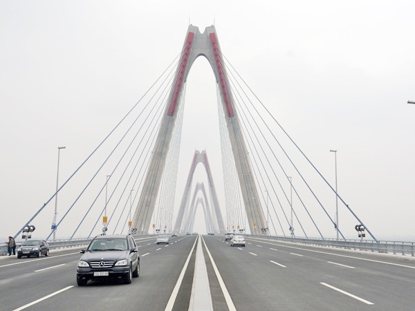 Phân luồng phương tiện qua cầu Nhật Tân, đường Võ Nguyên Giáp ảnh 1